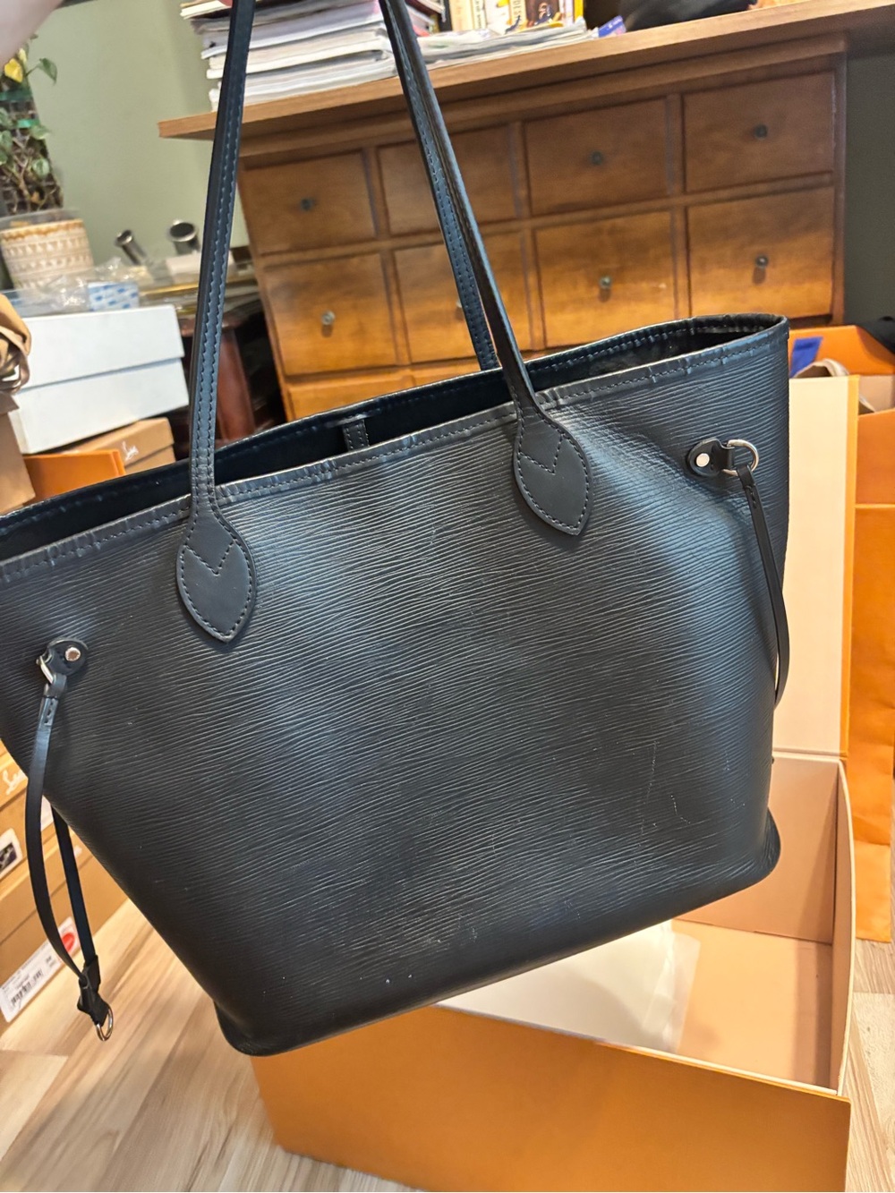 Louis Vuitton Neverfull MM Tote Bag in Black Epi Leather - Picture 6 of 15